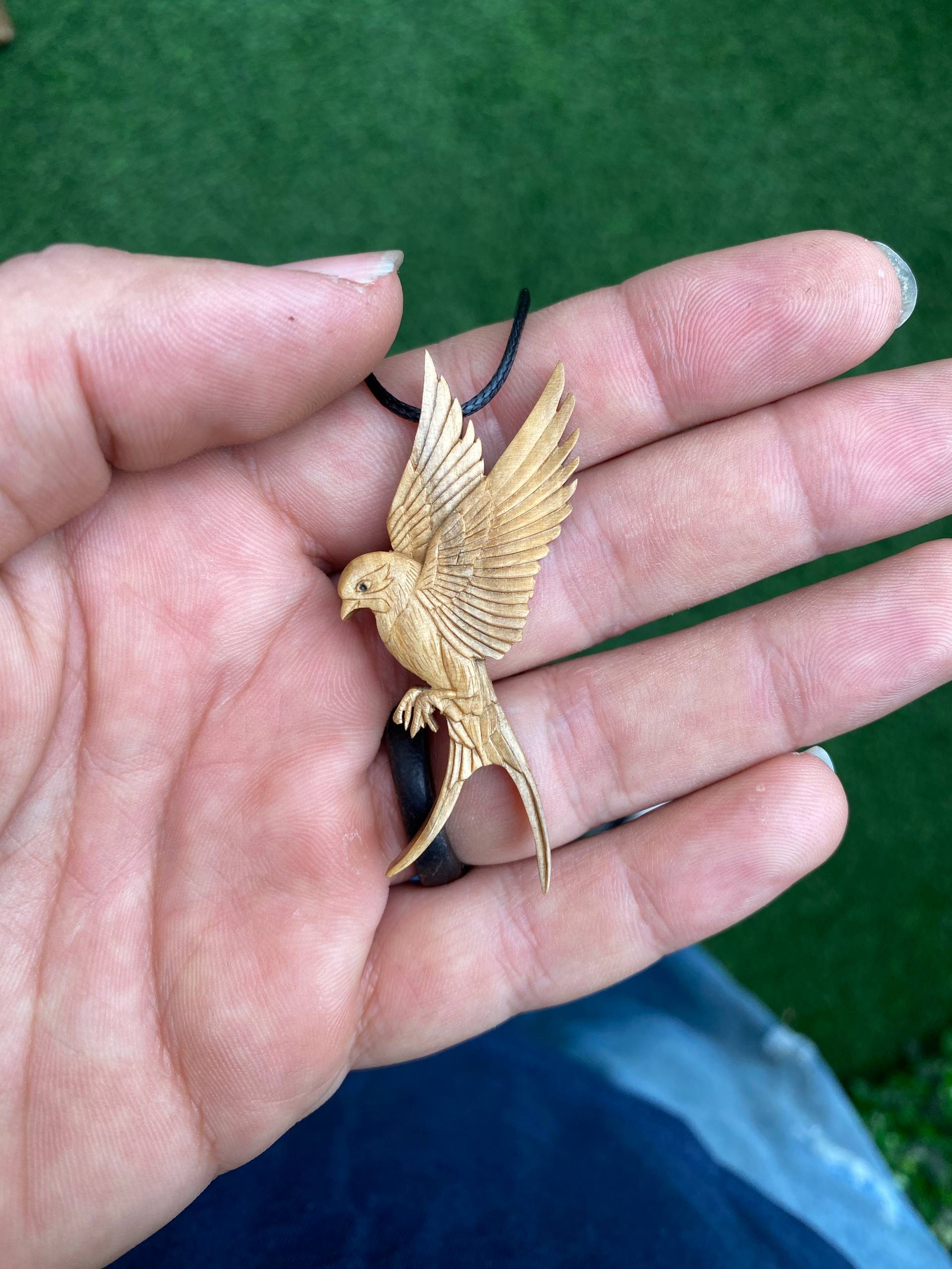 گردنبند نماد پرستو چوبی دست ساز