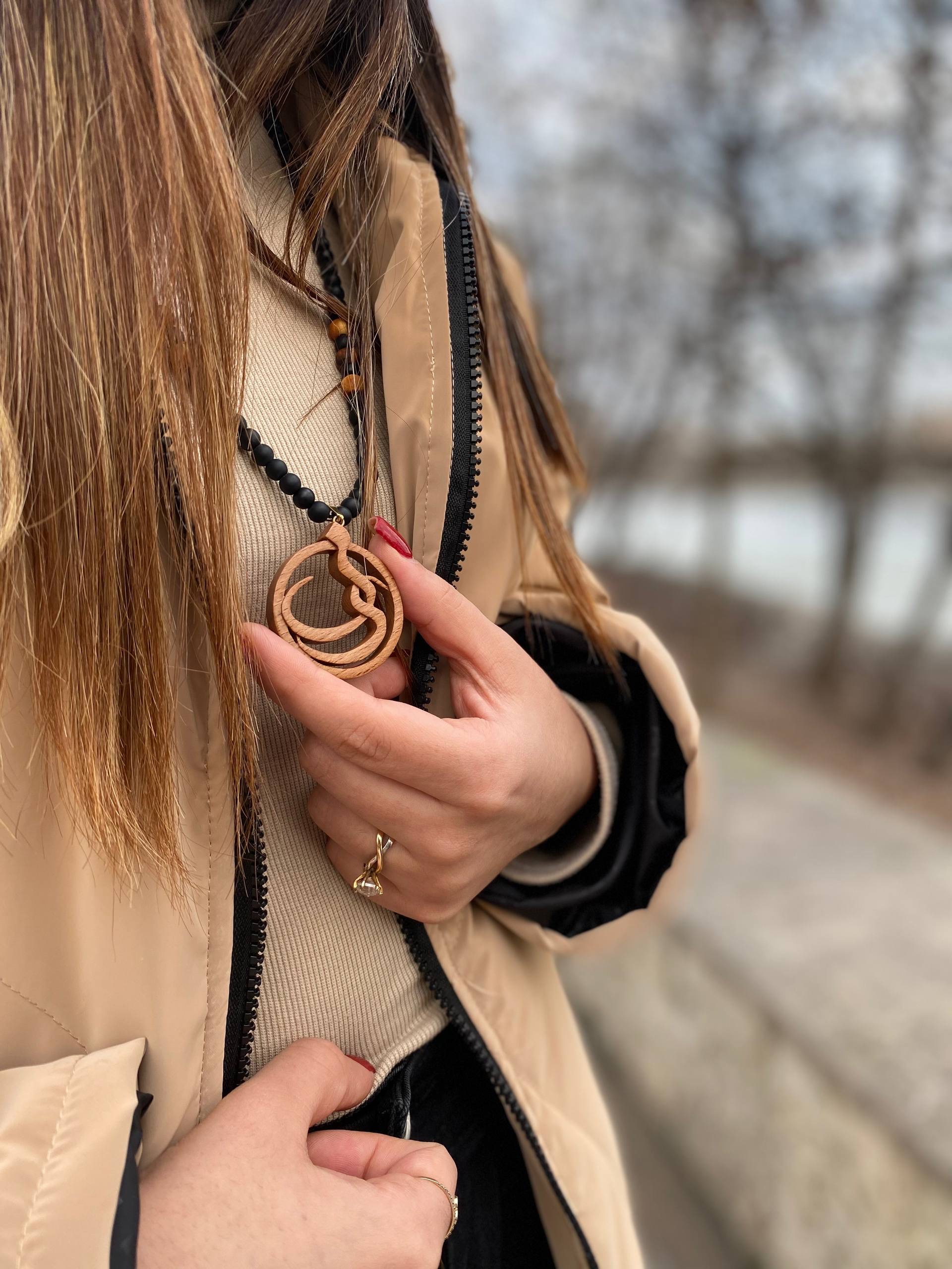 گردنبند اسم چوبی دست ساز با طراحی فارسی