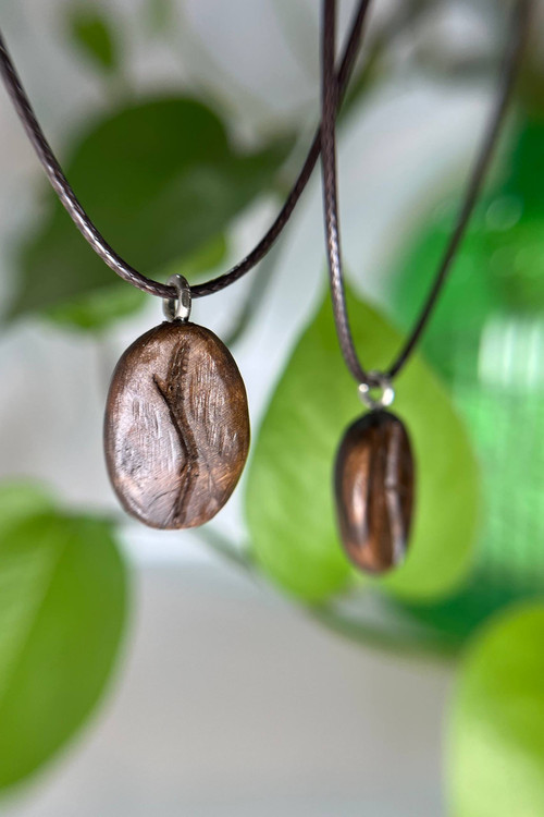 گردنبند دستساز چوبی با طرح دانه قهوه، ساخته شده در کارگاه ملورینا