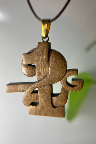 گردنبند چوبی دستساز با طرح -21g الهامگرفته از مفهوم روح و جاودانگی، ساخته شده در کارگاه ملورینا