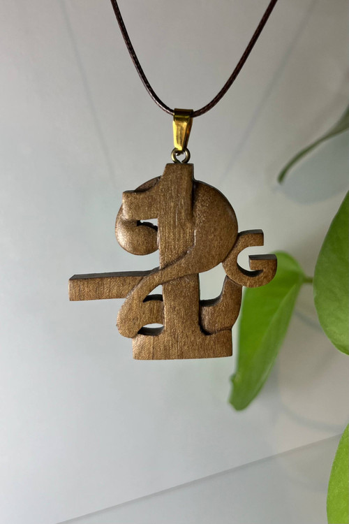 گردنبند چوبی دستساز با طرح -21g الهامگرفته از مفهوم روح و جاودانگی، ساخته شده در کارگاه ملورینا