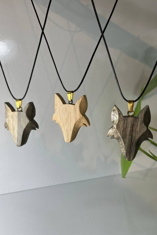 گردنبند دستساز چوبی با طرح سر گرگ، ساختهشده از چوب طبیعی در کارگاه ملورینا