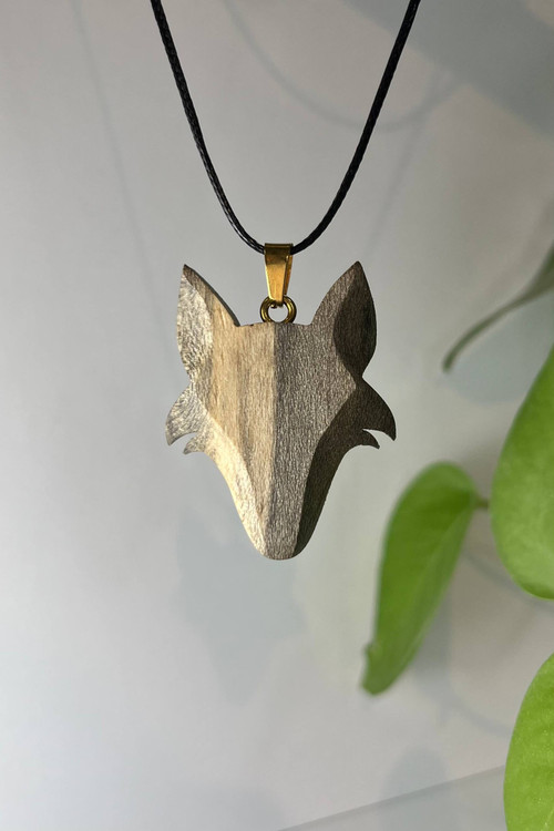 گردنبند دستساز چوبی با طرح سر گرگ، ساختهشده از چوب طبیعی در کارگاه ملورینا