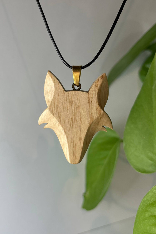 گردنبند دستساز چوبی با طرح سر گرگ، ساختهشده از چوب طبیعی در کارگاه ملورینا