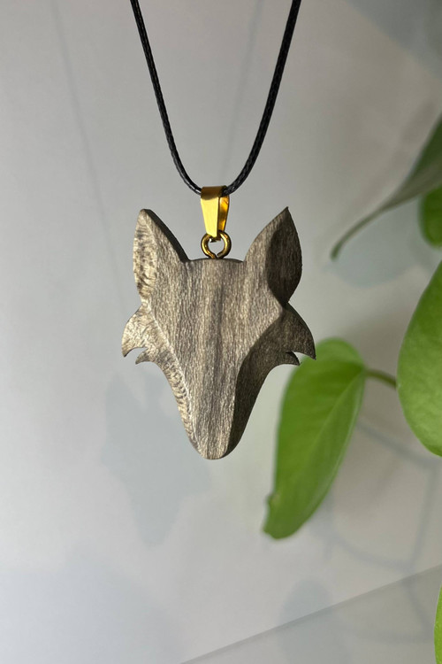 گردنبند دستساز چوبی با طرح سر گرگ، ساختهشده از چوب طبیعی در کارگاه ملورینا