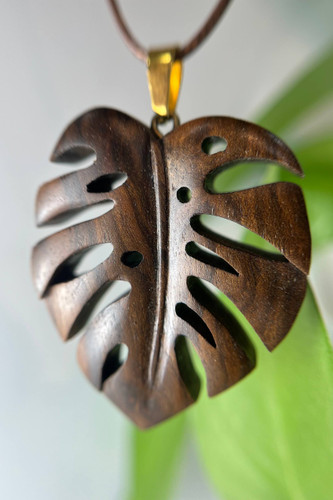 گردنبند دستساز چوبی با طرح برگ انجیری، ساختهشده از چوب طبیعی در کارگاه ملورینا