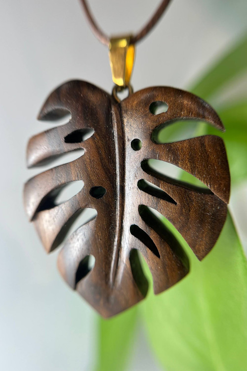 گردنبند دستساز چوبی با طرح برگ انجیری، ساختهشده از چوب طبیعی در کارگاه ملورینا