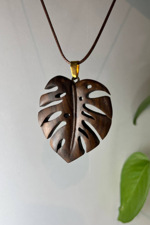 گردنبند دستساز چوبی با طرح برگ انجیری، ساختهشده از چوب طبیعی در کارگاه ملورینا
