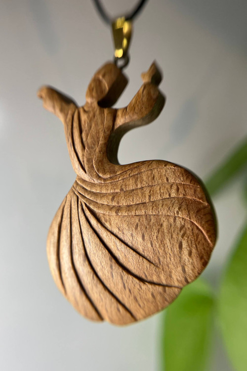 گردنبند دستساز چوبی با طرح رقص سماع، ساختهشده از چوب طبیعی در کارگاه ملورینا