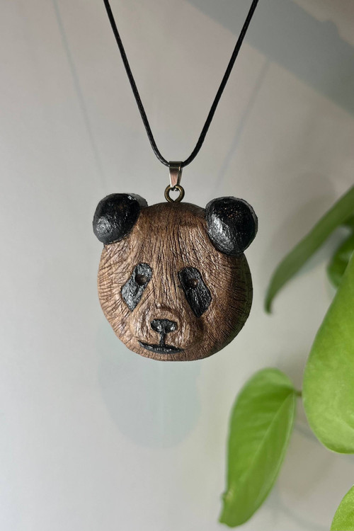 گردنبند چوبی دستساز با طرح پاندا، ساختهشده از چوب طبیعی در کارگاه ملورینا