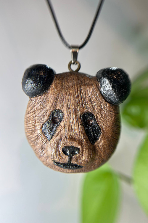 گردنبند چوبی دستساز با طرح پاندا، ساختهشده از چوب طبیعی در کارگاه ملورینا
