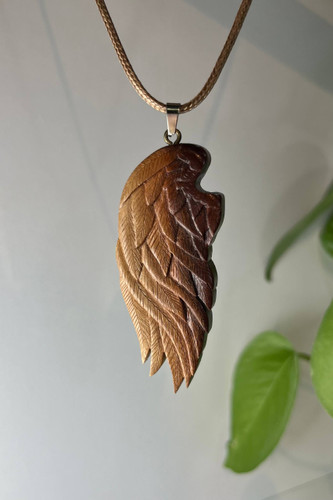 گردنبند چوبی دستساز با طرح بال فرشته، ساختهشده از چوب طبیعی در کارگاه ملورینا