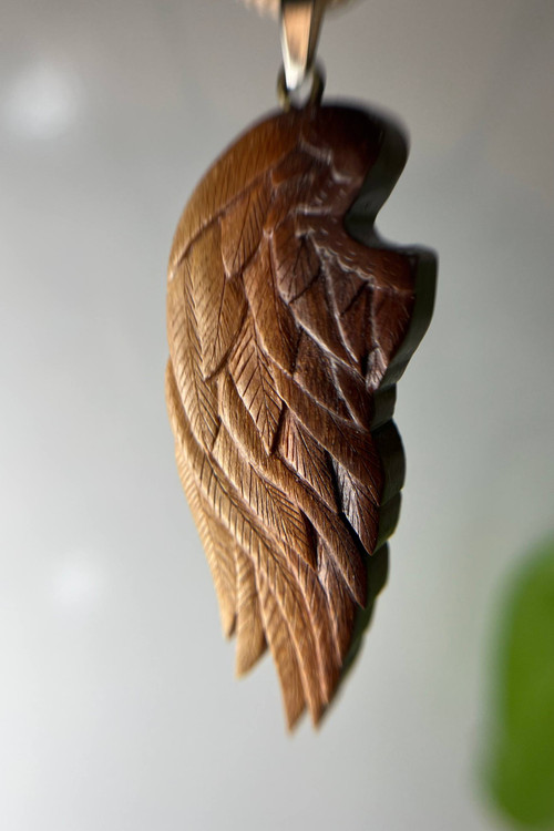 گردنبند چوبی دستساز با طرح بال فرشته، ساختهشده از چوب طبیعی در کارگاه ملورینا