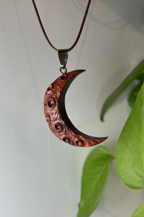 گردنبندماه، ساختهشده از چوب طبیعی در کارگاه ملورینا؛ نمادی از امید، حفاظت و رهایی. هدیهای دستساز و خاص برای کسانی که به نور ایمان دارند.