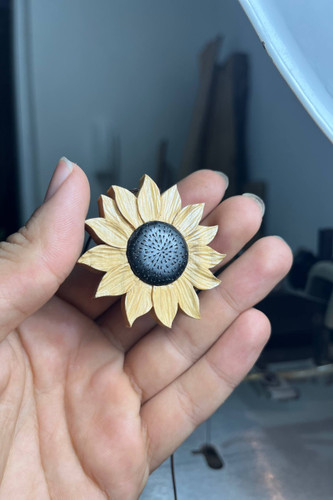 گردنبند دستساز گل آفتابگردان ساختهشده از چوب شمشاد و آبنوس