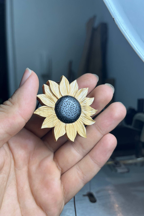 گردنبند دستساز گل آفتابگردان ساختهشده از چوب شمشاد و آبنوس