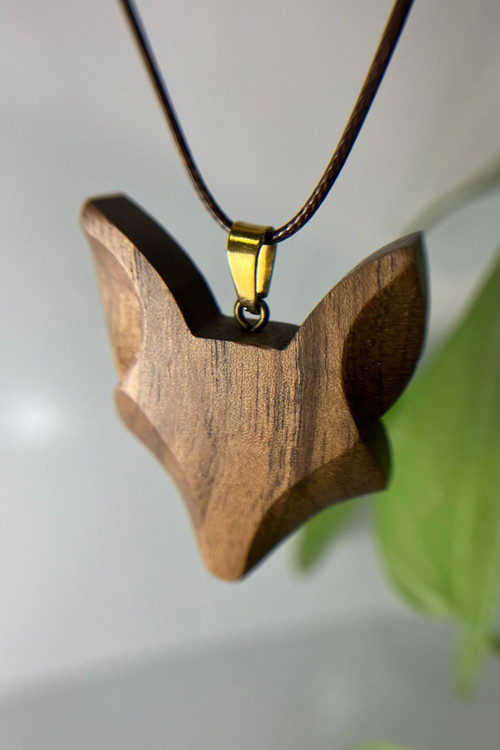 گردنبند دستساز روباه ساختهشده از چوب طبیعی