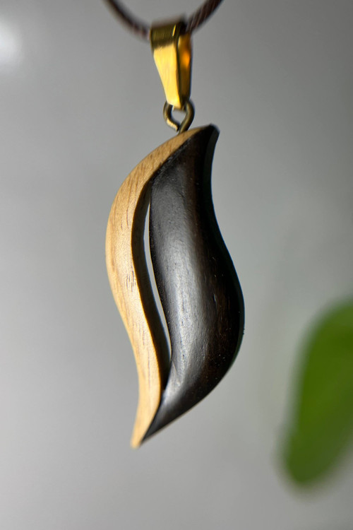 گردنبند دستساز چوبی دوگانگی آرام ساختهشده از چوب آبنوس و ون