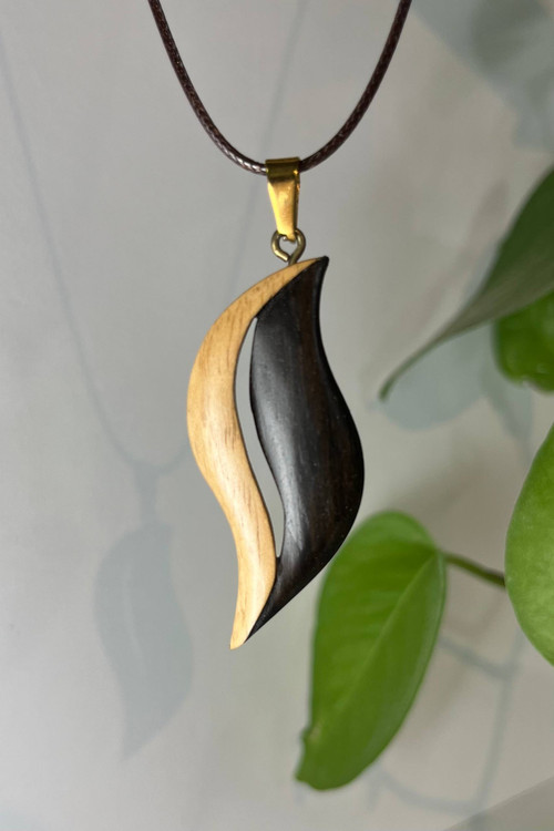 گردنبند دستساز چوبی دوگانگی آرام ساختهشده از چوب آبنوس و ون