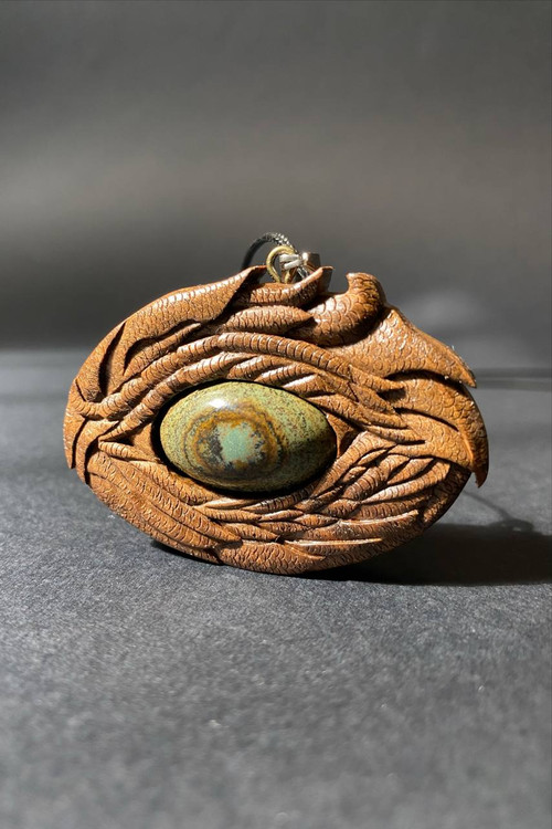 گردنبند چوب گردو دستساز با سنگ جاسپر امپریال و طرح چشم اژدها