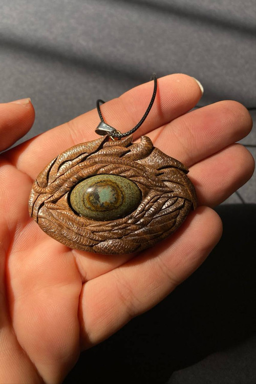 گردنبند چوب گردو دستساز با سنگ جاسپر امپریال و طرح چشم اژدها