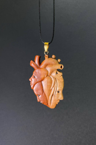 گردنبند چوبی مفهومی طرح قلب آناتومیک با چهرههای حکاکی شده مینیاتوری اثر ملوریناوود