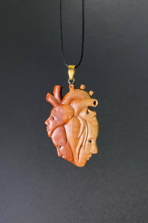 گردنبند چوبی مفهومی طرح قلب آناتومیک با چهرههای حکاکی شده مینیاتوری اثر ملوریناوود