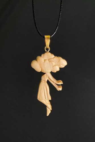 گردنبند مینیاتوری از چوب ون طرح پیکره و ابر، نماد رویابافی و خلاقیت، صنایع دستی ملورینا وود