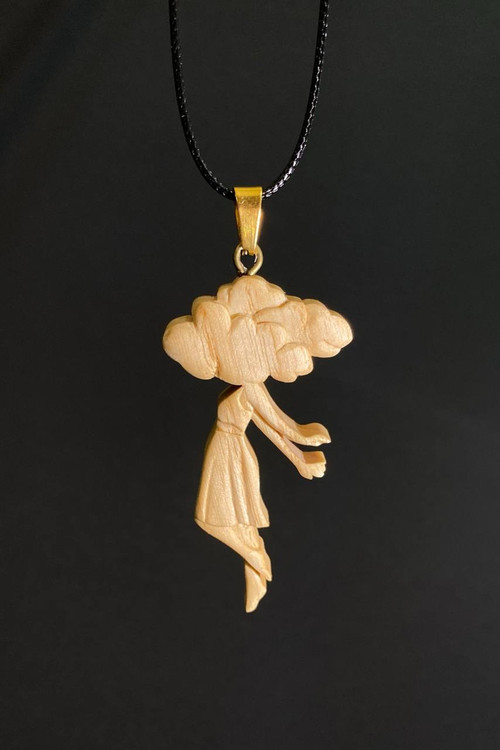 گردنبند مینیاتوری از چوب ون طرح پیکره و ابر، نماد رویابافی و خلاقیت، صنایع دستی ملورینا وود