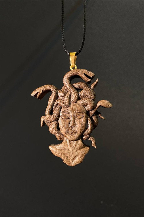 گردنبند چوبی مدوسا حکاکی شده روی چوب گردوی تیره، صنایع دستی هنری ملوریناوود