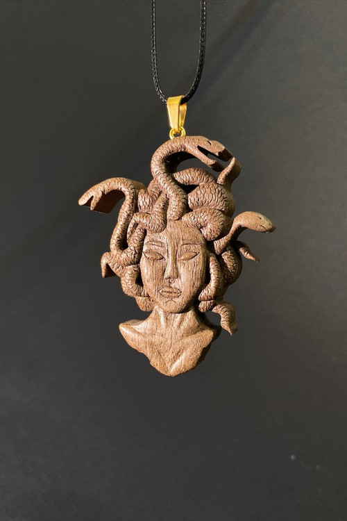 گردنبند چوبی مدوسا حکاکی شده روی چوب گردوی تیره، صنایع دستی هنری ملوریناوود