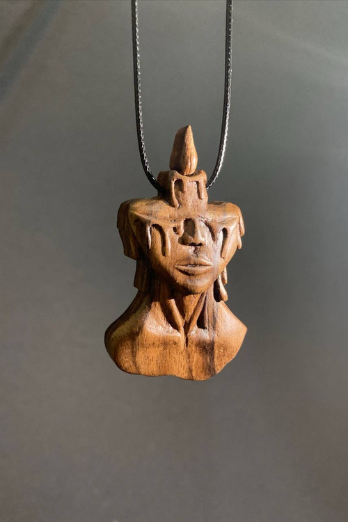 گردنبند چوبی مفهومی طرح چهره و شمع در حال ذوب (اشکساز) حکاکی شده روی چوب گردو، اثر ملوریناوود