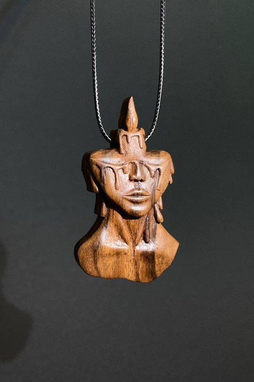 گردنبند چوبی مفهومی طرح چهره و شمع در حال ذوب (اشکساز) حکاکی شده روی چوب گردو، اثر ملوریناوود