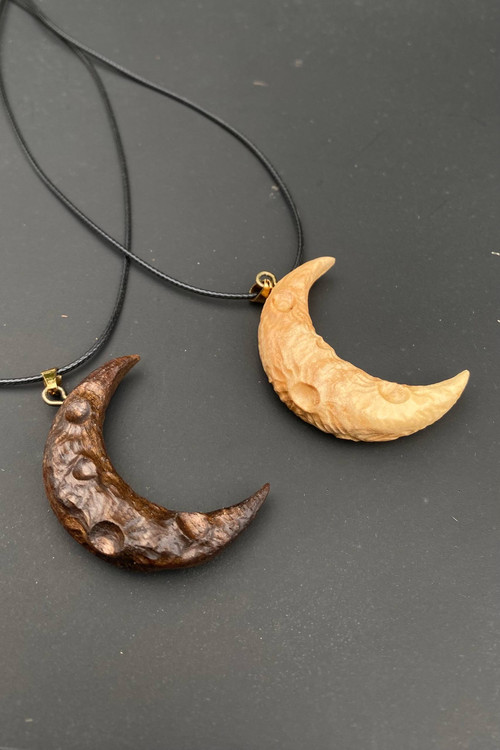 گردنبندماه، ساختهشده از چوب طبیعی در کارگاه ملورینا؛ نمادی از امید، حفاظت و رهایی. هدیهای دستساز و خاص برای کسانی که به نور ایمان دارند.