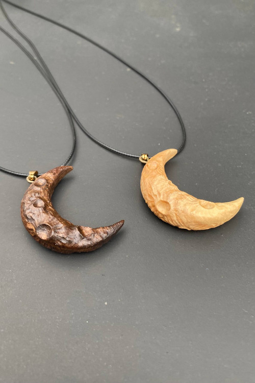 گردنبندماه، ساختهشده از چوب طبیعی در کارگاه ملورینا؛ نمادی از امید، حفاظت و رهایی. هدیهای دستساز و خاص برای کسانی که به نور ایمان دارند.