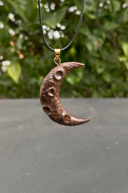 گردنبندماه، ساختهشده از چوب طبیعی در کارگاه ملورینا؛ نمادی از امید، حفاظت و رهایی. هدیهای دستساز و خاص برای کسانی که به نور ایمان دارند.