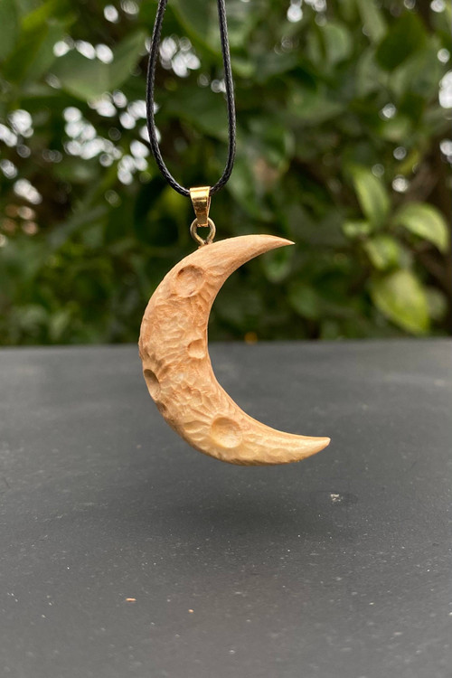 گردنبندماه، ساختهشده از چوب طبیعی در کارگاه ملورینا؛ نمادی از امید، حفاظت و رهایی. هدیهای دستساز و خاص برای کسانی که به نور ایمان دارند.