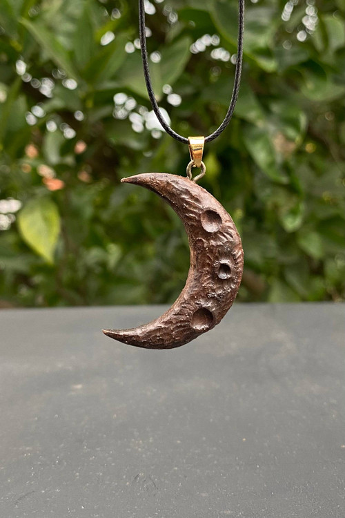 گردنبندماه، ساختهشده از چوب طبیعی در کارگاه ملورینا؛ نمادی از امید، حفاظت و رهایی. هدیهای دستساز و خاص برای کسانی که به نور ایمان دارند.