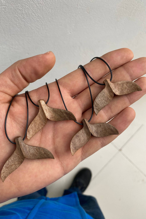 گردنبد چوبی دست ساز با طرح دم وال,نماد آزادی,آرامش و پیوند با طبیعت,ساخته شده از چوب طبیعی