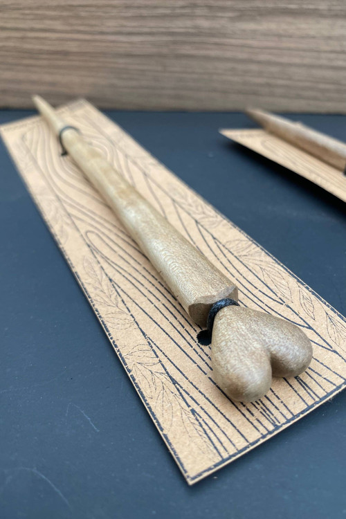 کانزاشی چوبی دستساز با طرح قلب کوچک در بالا، ساخته شده از چوب طبیعی، اکسسوری مو مینیمال و طبیعی