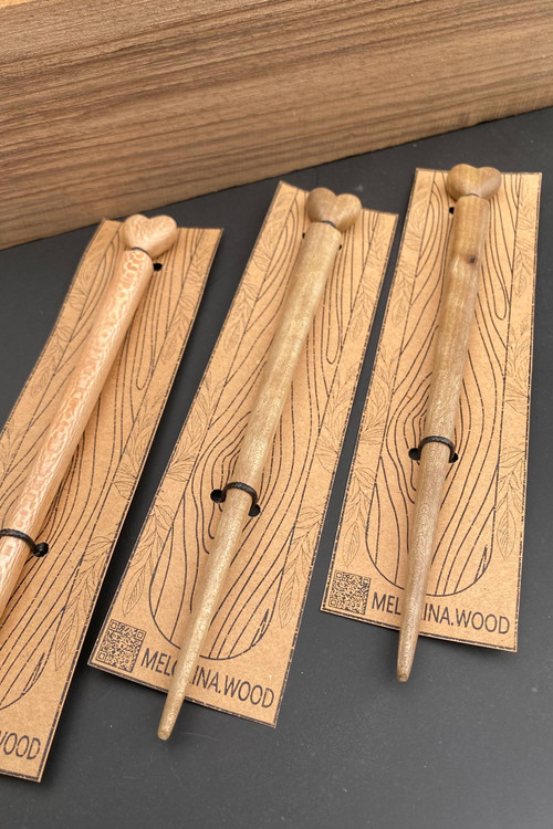 کانزاشی چوبی دستساز با طرح قلب کوچک در بالا، ساخته شده از چوب طبیعی، اکسسوری مو مینیمال و طبیعی