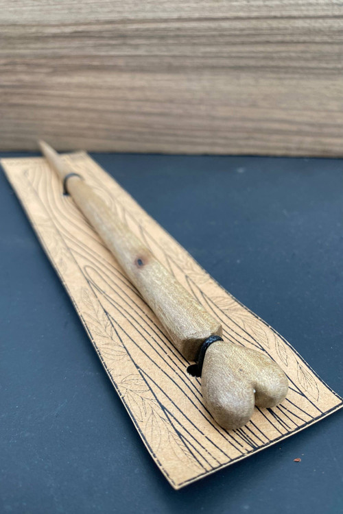 کانزاشی چوبی دستساز با طرح قلب کوچک در بالا، ساخته شده از چوب طبیعی، اکسسوری مو مینیمال و طبیعی