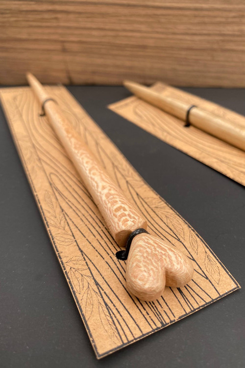 کانزاشی چوبی دستساز با طرح قلب کوچک در بالا، ساخته شده از چوب طبیعی، اکسسوری مو مینیمال و طبیعی