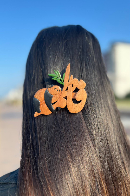 گلسر چوبی دستساز با اسم فاطمه و طرح پاندا، ساخته شده از چوب راش طبیعی، اکسسوری مو سفارشی