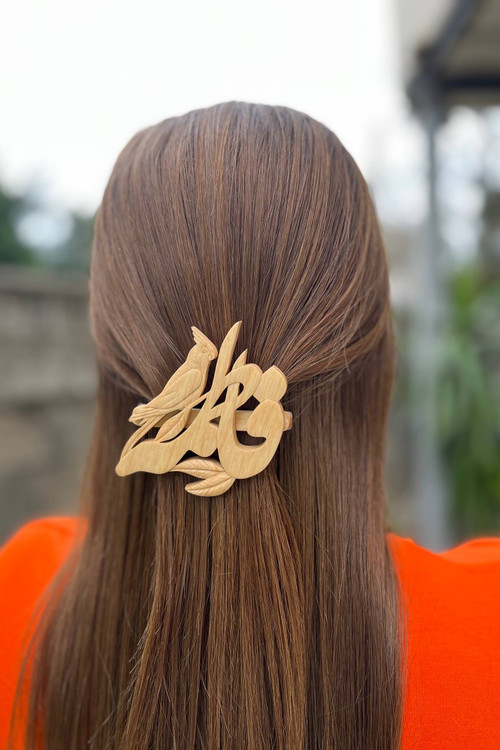 گلسر چوبی دستساز با اسم فاطمه و طرح عروس هلندی، ساخته شده از چوب ون (زبان گنجشک) طبیعی، اکسسوری مو سفارشی