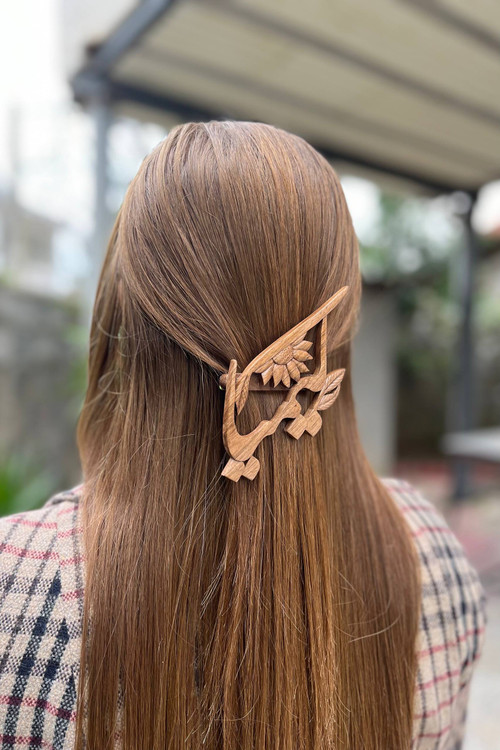 گلسر چوبی دستساز با اسم کیمیا و طرح آفتابگردان، ساخته شده از چوب گردو طبیعی، اکسسوری مو سفارشی