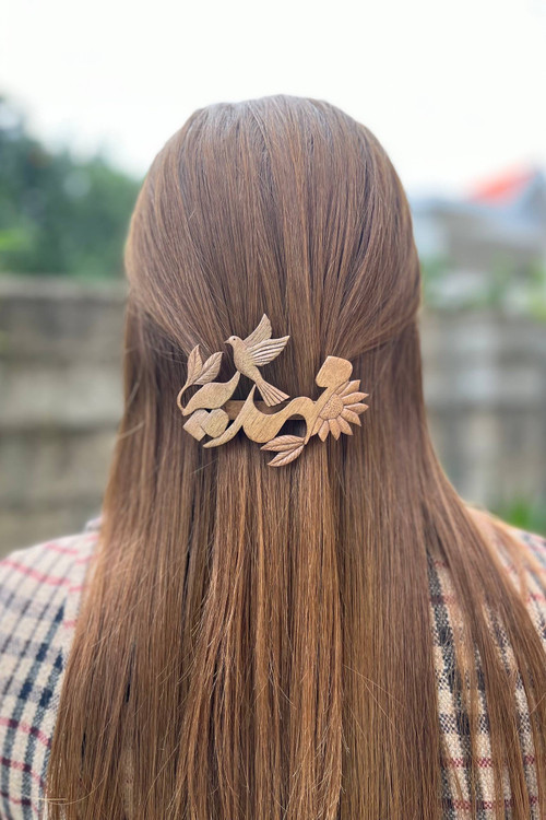 گلسر چوبی دستساز با اسم مهدیه، طرح پرنده صلح و گل آفتابگردان، ساخته شده از چوب گردو طبیعی، اکسسوری مو سفارشی