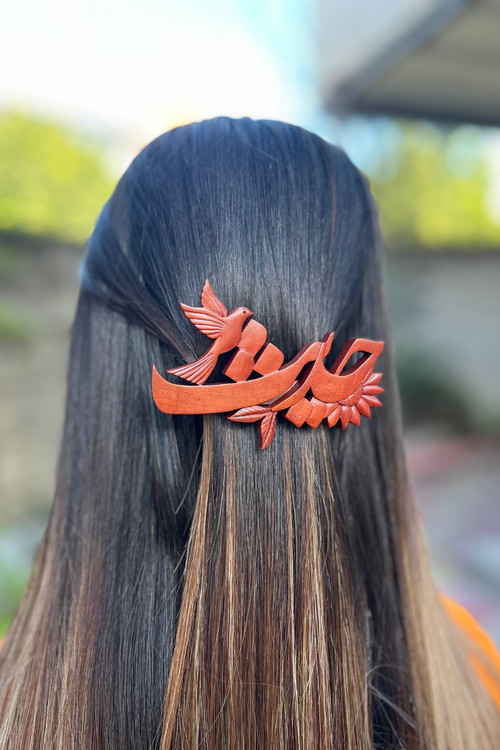 گلسر چوبی دستساز با اسم حدیث، طرح پرنده و گل آفتابگردان، ساخته شده از چوب عناب طبیعی، اکسسوری مو سفارشی