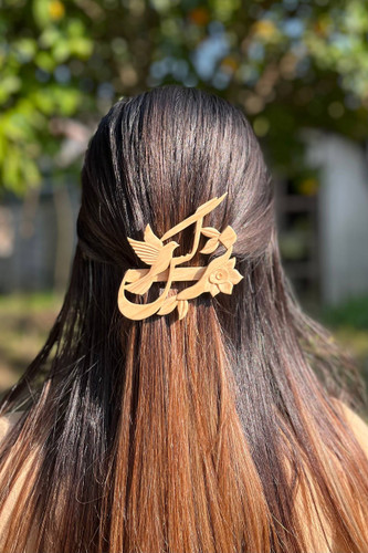 گلسر چوبی دستساز با اسم نرگس، طرح گل نرگس و پرنده، ساخته شده از چوب ون (زبان گنجشک) طبیعی، اکسسوری مو سفارشی