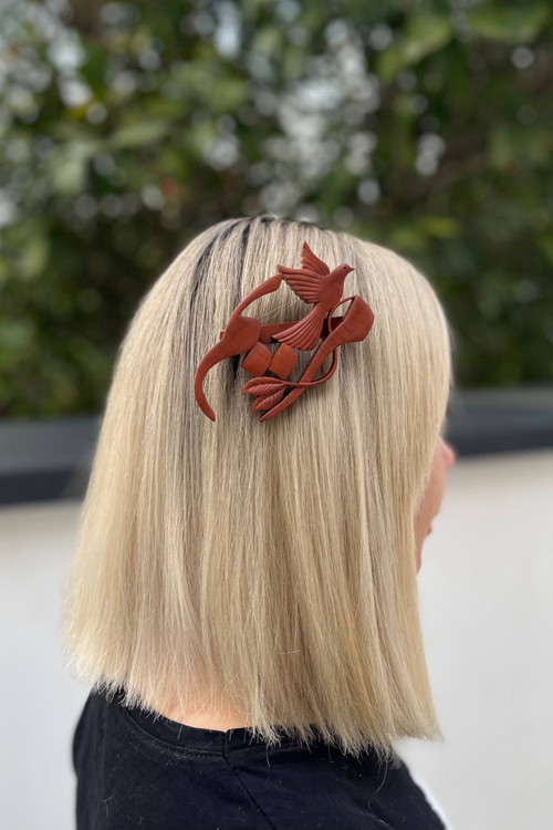 گلسر چوبی دستساز با اسم مریم، طرح پرنده و خورشید، ساخته شده از چوب ون (زبان گنجشک) و چوب عناب طبیعی، اکسسوری مو سفارشی